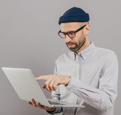 profesional en desarrollo web en agencia de marketing